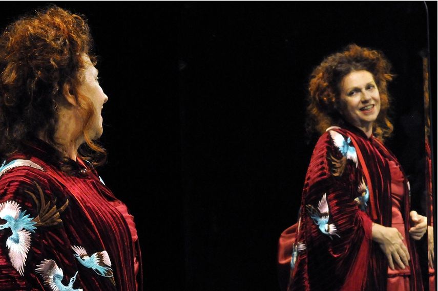 La actriz uruguaya Denise Daragnés caracteriza a&nbsp;Clara García de Zúñiga en el montaje que&nbsp;Cecilia Baranda ha realizado de&nbsp;La incapaz, de Carlos María&nbsp;Domínguez.