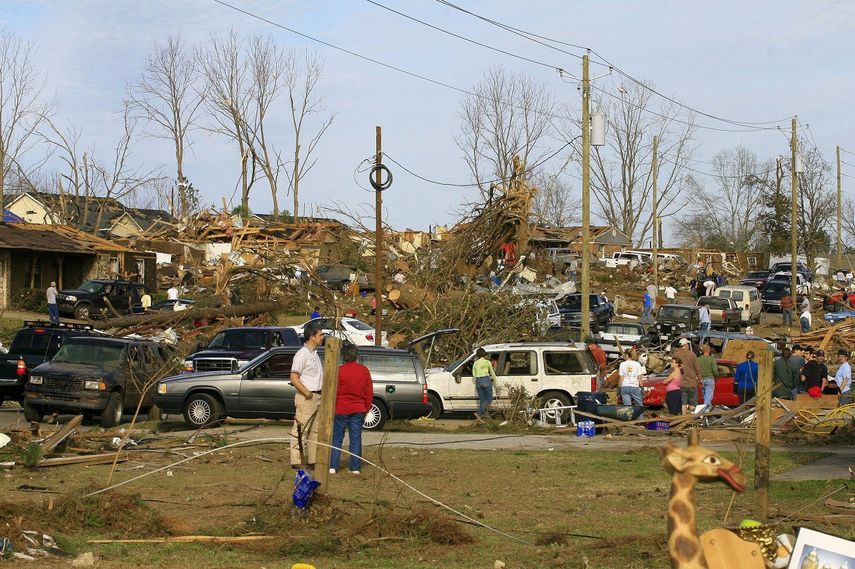 Habitantes remueven los escombros luego del tornado en Alabama.