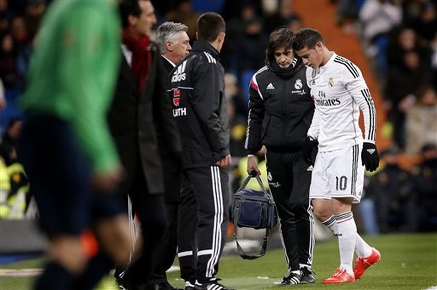 James tuvo que salir del partido contra Sevilla al sufrir la lesión en su pie. (AP)
