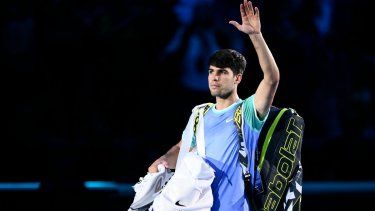 El español Carlos Alcaraz se despide del público luego de perder en el Masters ATP, el 11 de noviembre de 2024.