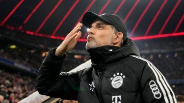 En esta imagen de archivo, el entrenador del Bayern Thomas Tuchel saluda a los aficionados antes del partido de la Bundesliga alemana frente al Stuttgart, en Múnich, Alemania, el 17 de diciembre de 2023.&nbsp;