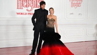 El actor australiano Jacob Elordi y la actriz australiana Margot Robbie asisten al estreno mundial de Cumbres Borrascosas en el Teatro Chino TCL de Los Ángeles el 28 de enero de 2026.&nbsp;