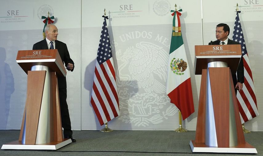 El titular de Seguridad Nacional de EEUU, John Kelly, y el secretario mexicano de Gobernación, Miguel Ángel Osorio, participan de una conferencia de prensa.