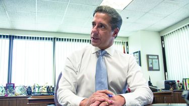 El superintendente Alberto Carvalho, en su oficina del distrito escolar de Miami-Dade, localizada en el downtown.&nbsp;