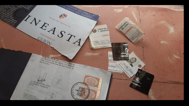 El cineasta cubano Carlos Lechuga hizo público su descontento con el régimen y con la actual situación a través de un post en Facebook, en el que muestra que ha roto los carnés que lo acreditaban como miembro de esas organizaciones a las que ya no le interesa pertenecer.