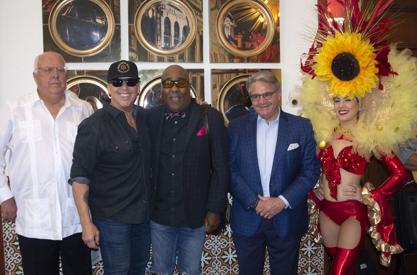 Leslie Pantin, Carlos A. Navarro y Luis Bofill, junto a Jorge Arrizurrieta y una de las bailarinas.