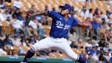 El mexicano Julio Urías lanza por los Dodgers de Los Ángeles durante un juego de pretemporada ante los Rojos de Cincinnati, el martes 28 de febrero de 2023.&nbsp;