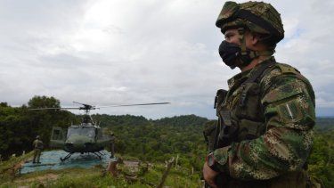 Un soldado junto a un helicóptero en Colombia.