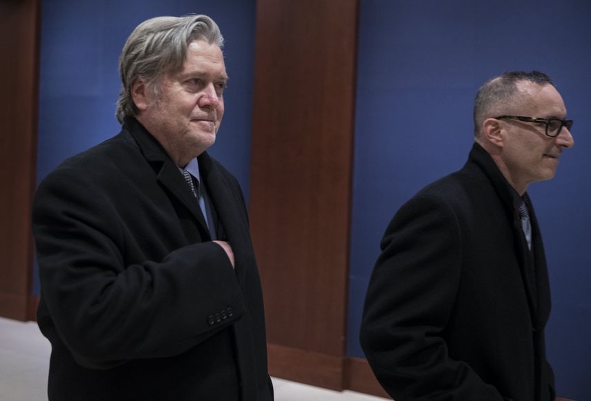El exgerente de campaña de Donald Trump y estratega jefe, Steve&nbsp;Bannon&nbsp;(i), deja el edificio después de testificar ante el Comité de Inteligencia de la Cámara de Representantes del Congreso el martes.&nbsp;&nbsp;