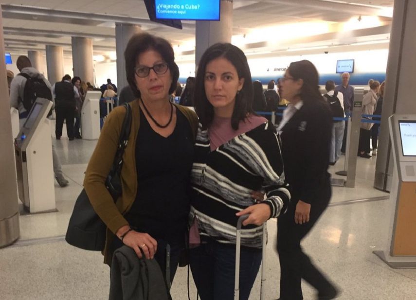 Imagen de la opositora cubana Rosa María Payá (der.) y su madre ofelia acevedo, subida a Twitter antes de abordar un avión rumbo a La Habana.