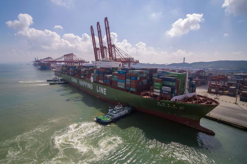 Barcos remolcadores maniobran un buque de carga en un puerto en Qingdao, en el este de China, el 6 de agosto de 2019.&nbsp;