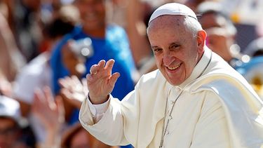 El papa Francisco saluda a los feligreses a su llegada a la Plaza de San Pedro para su audiencia general semanal. (Foto AP/Riccardo De Luca)