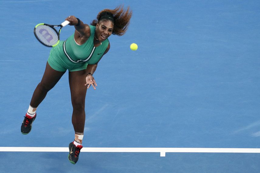 En esta foto del 21 de enero de 2019, Serena Williams saca ante Simona Halep en la cuarta ronda del Abierto de Australia