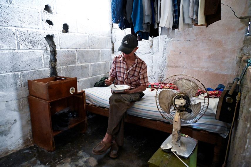 Un cubano come en su habitación en La Habana el 27 de marzo de 2024.
