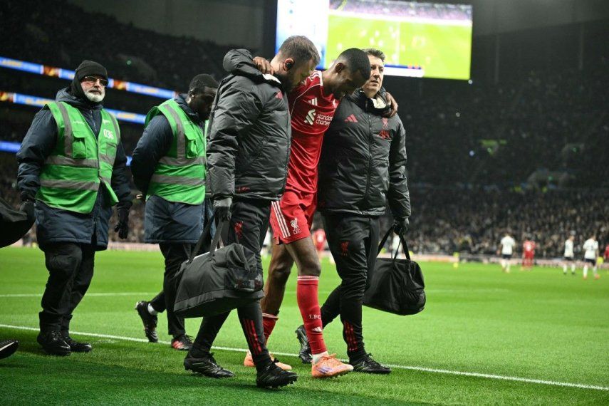 El delantero sueco #09 del Liverpool, Alexander Isak (C), es asistido fuera del campo por el personal médico después de lesionarse durante el partido de fútbol de la Premier League inglesa entre el Tottenham Hotspur y el Liverpool en el Tottenham Hotspur Stadium en Londres, el 20 de diciembre de 2025.&nbsp;