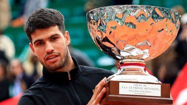 El español Carlos Alcaraz celebra con el trofeo tras ganar contra el italiano Lorenzo Musetti la final del torneo de tenis Montecarlo ATP Masters Series en el Monte Carlo Country Club en Roquebrune-Cap-Martin el 13 de abril de 2025.&nbsp;