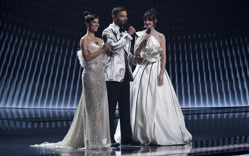 Los anfitriones Roselyn S&aacute;nchez, de izquierda, Ricky Martin y Paz Vega en la 20a entrega del Latin Grammy el jueves 14 de noviembre de 2019 en el MGM Grand Garden Arena en Las Vegas.