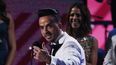Luis Fonsi recibe uno de los premios de la noche en los Latin Grammy 2017.