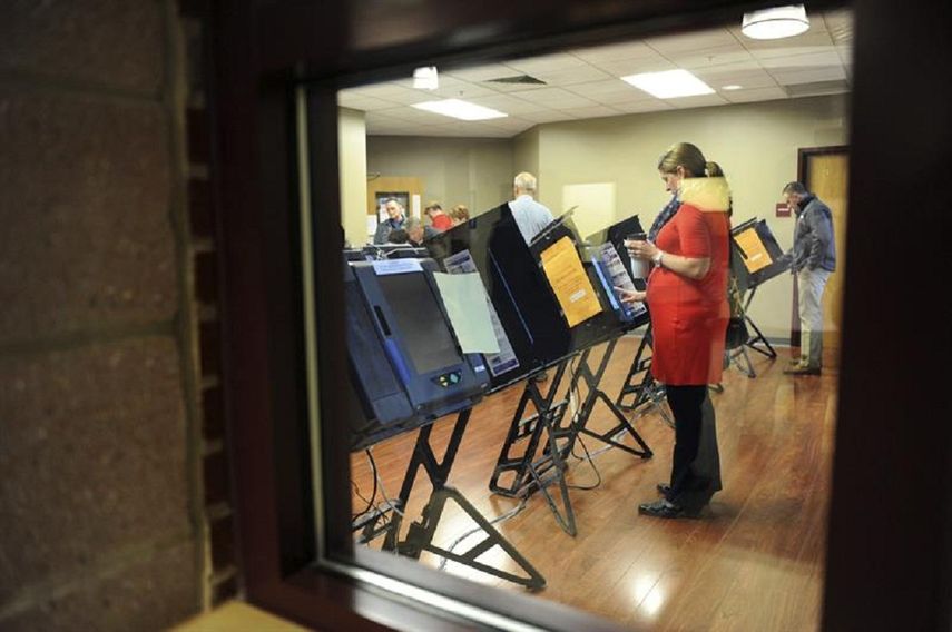 Una mujer se prepara para votar en Pittsburg