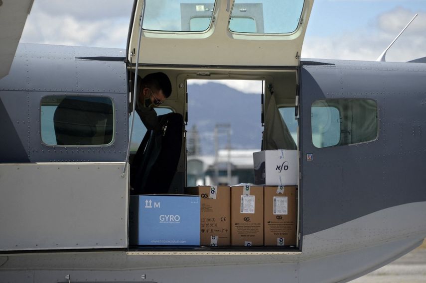 Vista de cajas que contienen 5,000 dosis de la vacuna Moderna contra COVID-19 donadas por Israel a su llegada a la base de la Fuerza Aérea, en la Ciudad de Guatemala el 25 de febrero de 2021.