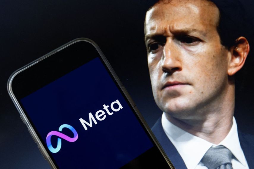 El presidente de Meta Mark Zuckerberg junto al logo de la matriz en un celular.