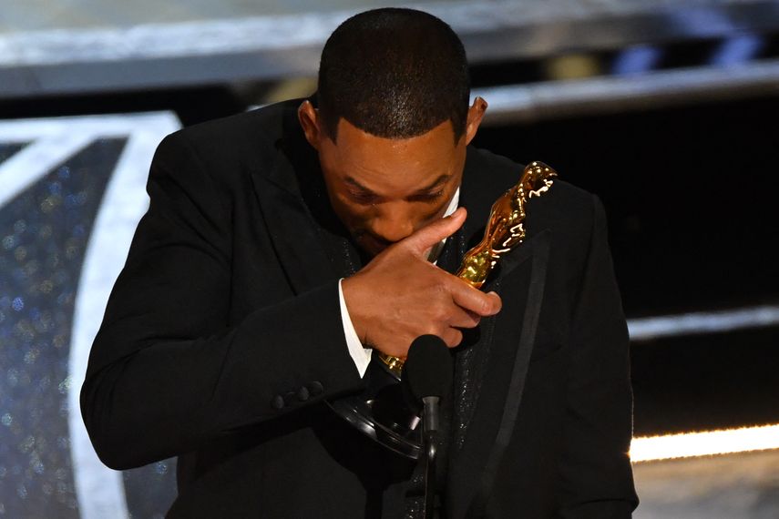 El actor estadounidense Will Smith acepta el premio al Mejor actor en un papel principal por King Richard en el escenario durante la 94 entrega de los Óscar en el Dolby Theatre de Hollywood, California, el 27 de marzo de 2022.
