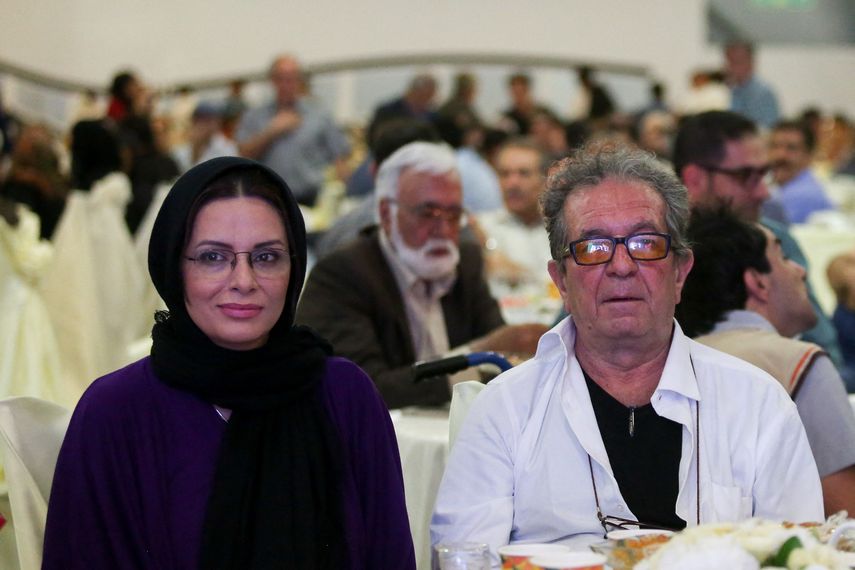 El cineasta iraní Dariush Mehrjui y su esposa Vahida Mohammadifar asisten a una ceremonia en Teherán el 1 de julio de 2015.