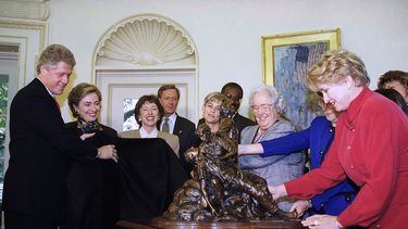 En esta foto del 10 de noviembre de 1993, el presidente Bill Clinton y la primera dama Hillary Rodham Clinton develan una miniatura del Monumento a las Mujeres de la Guerra de Vietnam en la Casa Blanca, en Washington.&nbsp;A la derecha, la escultora Glenna Goodacre, su creadora.