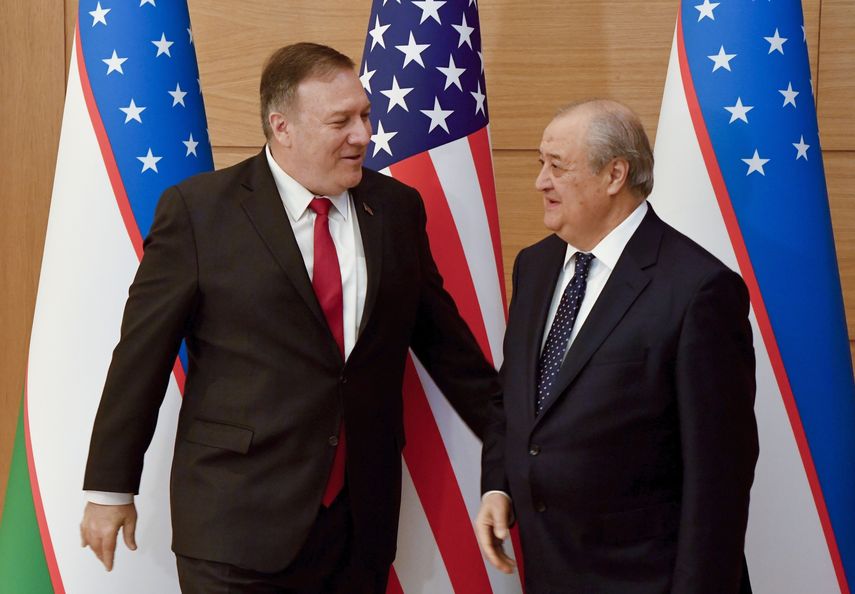 El secretario de Estado de EEUU, Mike Pompeo, a la izquierda, y el ministro de Exteriores de Uzbekist&aacute;n, Abdulaziz Kamilov, se saludan en Tashkent, Uzbekist&aacute;n, el lunes 3 de febrero de 2020.&nbsp;