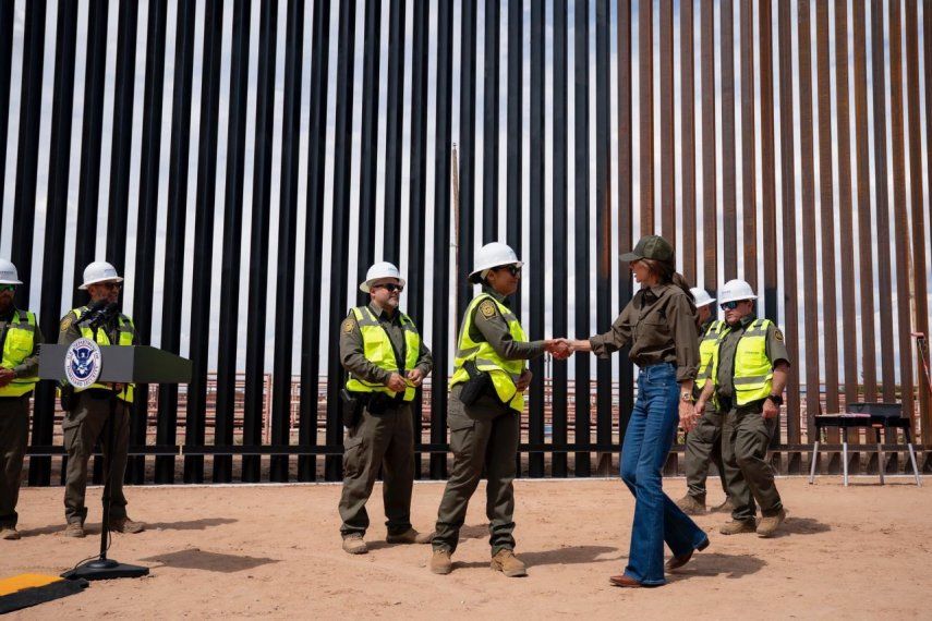 La secretaria de Seguridad Nacional de Estados Unidos, Kristi Noem, realiza visita en la valla fronteriza que es pintada de color negro para impedir el ingreso de inmigrantes.