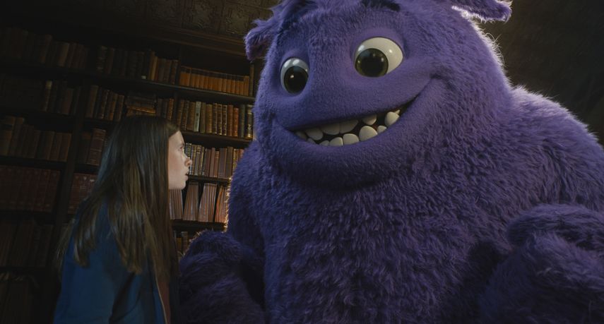 En esta imagen proporcionada por Paramount Pictures, Cailey Fleming, izquierda, con Blue, con la voz de Steve Carell, en una escena de "IF".