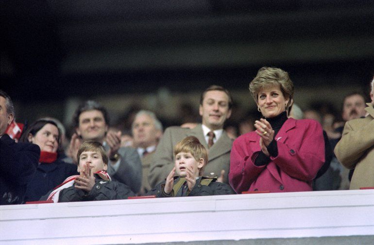 En esta foto de archivo tomada el 1 de febrero de 1992, Diana, Princesa de Gales (derecha), los Príncipes William (izquierda) y Harry aplauden durante el partido de la Copa de las Cinco Naciones Gales vs Francia en Cardiff Arms Park.  