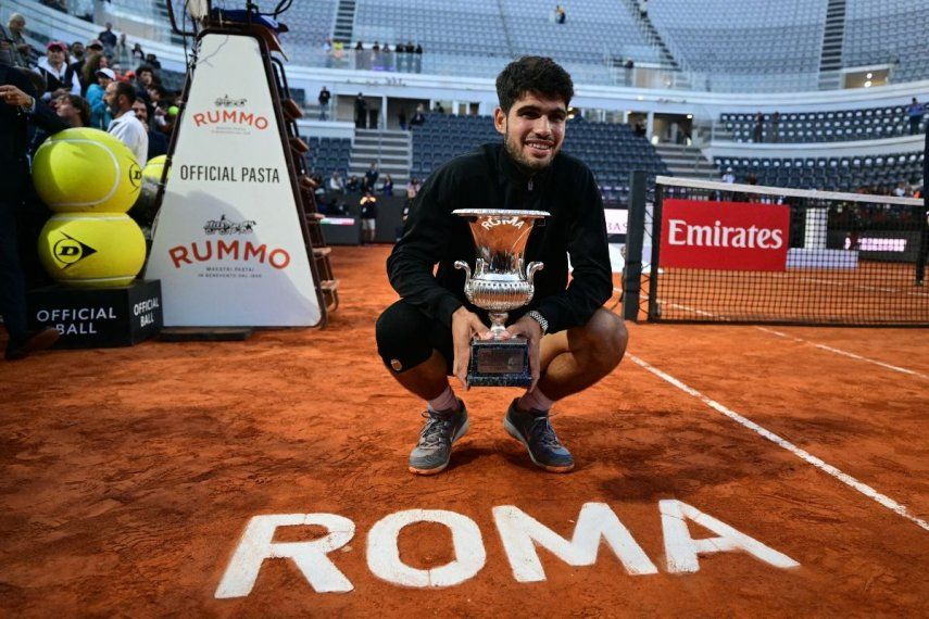 El español Carlos Alcaraz posa con el trofeo tras ganar el Masters 1000 de Roma, el 18 de mayo de 2025. El español Carlos Alcaraz posa con el trofeo tras ganar el Masters 1000 de Roma, el 18 de mayo de 2025.