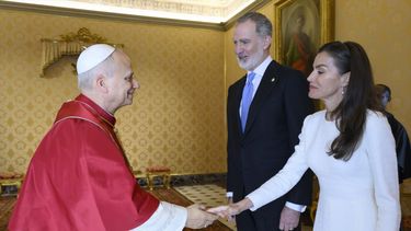 Los Reyes Felipe VI y Letizia saludan al Papa León XIV durante su audiencia privada en el Vaticano, este viernes 20 de marzo de 2026. &nbsp;