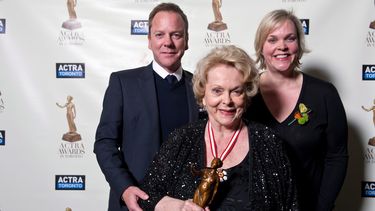 Shirley Douglas posa con sus hijos, el actor Kiefer Sutherland y la productora Rachel Sutherland, tras recibir el Premio A la Excelencia ACTRA en Toronto.