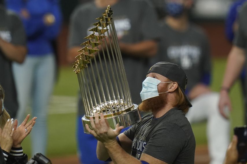 Justin Turner, de los Dodgers de Los Ángeles, festeja con el trofeo de la Serie Mundial, tras el triunfo sobre los Rays de Tampa Bay, el martes 27 de octubre de 2020, en Arlington, Texas&nbsp;