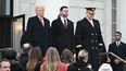 El presidente electo de Estados Unidos, Donald Trump, y el vicepresidente electo, J.D. Vance, llegan para participar en una ceremonia de colocación de una corona de flores en la Tumba del Soldado Desconocido en el Cementerio Nacional de Arlington, en Arlington, Virginia, el 19 de enero de 2025.