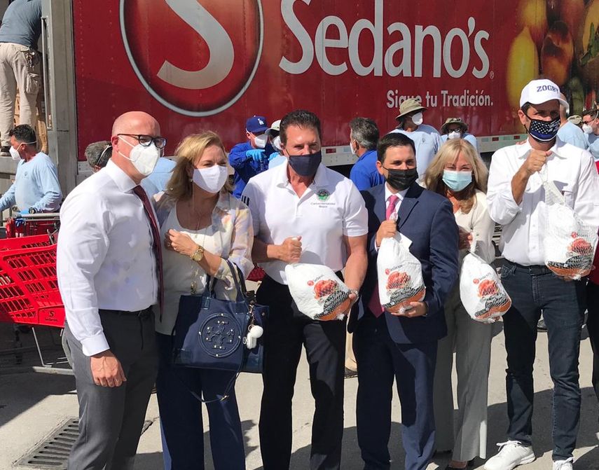 Alcalde Hernández distribuyó pavos y pies de frutas en el condominio para personas mayores Daisy & Rosa junto a representantes de la cadena de tiendas Sedanos y de la institución de salud Leon Medical Center.