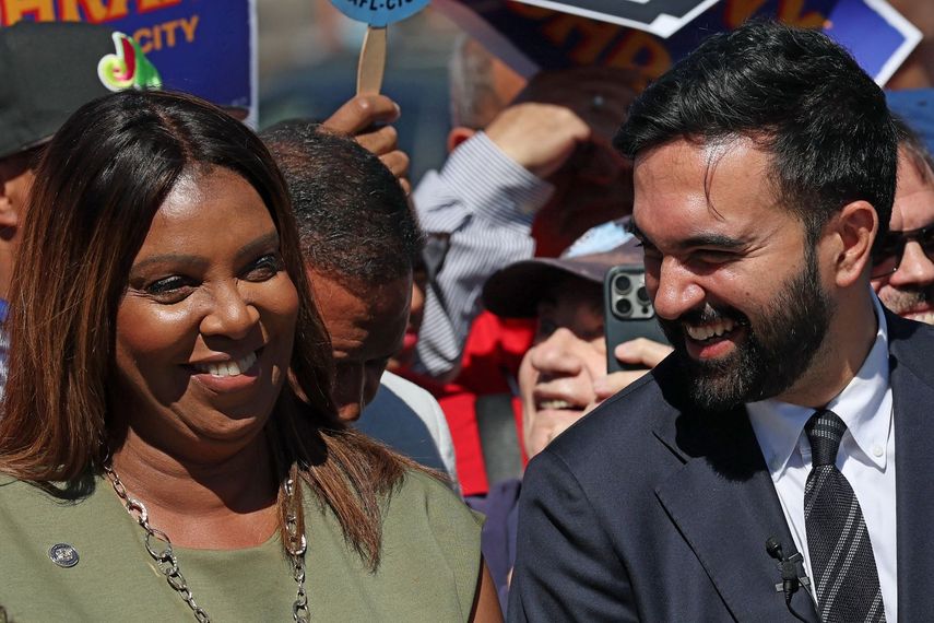 La fiscal general de Nueva York, Letitia James, acusada de fraude inmobiliario, y el nuevo alcalde de la ciudad, el musulmán radical y comunista, Zohran Mamdani.