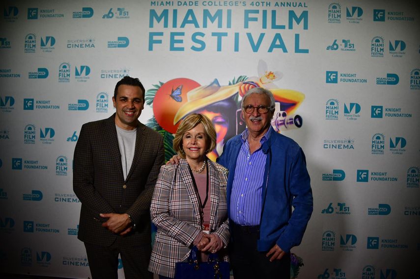 Aida Levitan (protagonista) junto a Lieter Ledesma (director) en la premier del documental El adiós de la esperanza.