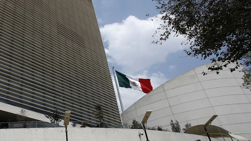 La bandera de México en el edificio del Senado.