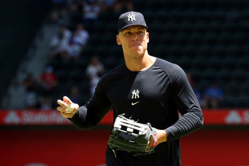 El jardinero central de los Yanquis de Nueva York Aaron Judge realiza un calentamiento antes del juego ante los Rangers de Texas el domingo 30 de abril del 2023.&nbsp;
