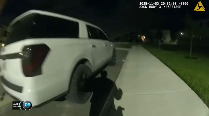 La cámara corporal de un policía capta la huida de los ocupantes de un auto robado y la persecución a pie de uno de ellos.