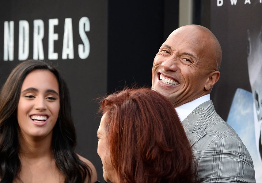 En esta foto de archivo, el actor Dwayne&nbsp;La Roca Johnson asiste al estreno de San Andreas de Warner Bros. Pictures en el Teatro Chino TCL el 26 de mayo de 2015 en Hollywood, California. Johnson es uno de los actores mejor pagado en la industria del cine.
