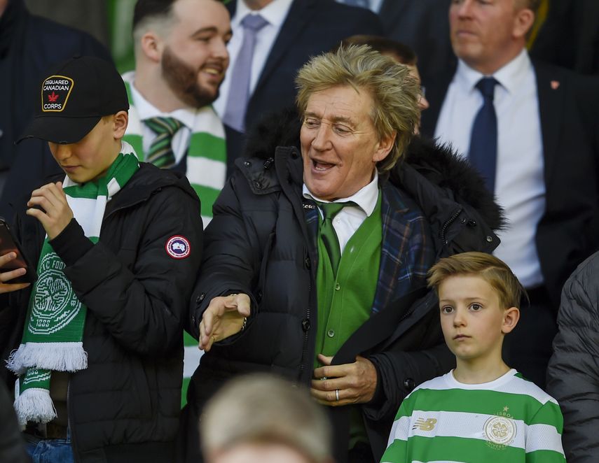 El m&uacute;sico brit&aacute;nico Rod Stewart asiste a un partido de f&uacute;tbol entre los&nbsp;Celtic y los Rangers, en el Celtic Park.&nbsp;