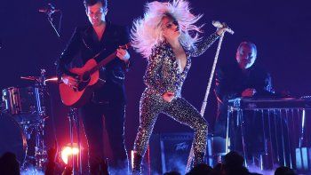  En esta fotografía del 10 de enero de 2019 Lady Gaga y Mark Ronson interpretan Shallow en la 61a entrega de los Grammy en Los Angeles. 