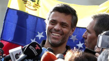 NOTICIA DE VENEZUELA  - Página 58 En-esta-foto-archivo-del-2-mayo-2019-el-lider-opositor-leopoldo-lopez-habla-conferencia-prensa-la-puerta-la-residencia-del-embajador-espanol-caracas-lopez-abandono-la-residencia-el-sabado-24-octubre-2020-y-se-disponia-partir-venezuela