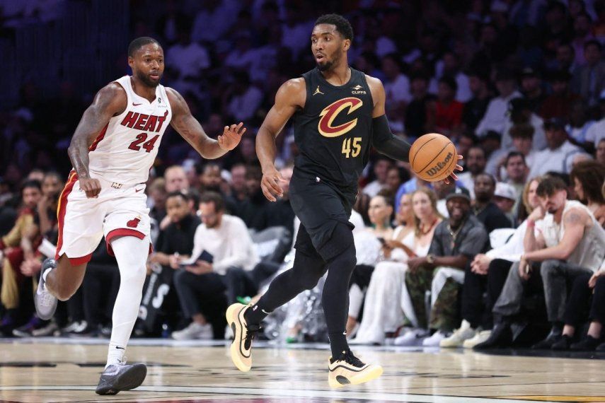 Donovan Mitchell #45 de los Cleveland Cavaliers dribla el balón contra el Miami Heat durante el primer cuarto del cuarto partido de la primera ronda de los playoffs de la NBA de la Conferencia Este en el Kaseya Center el 28 de abril de 2025 en Miami, Florida.