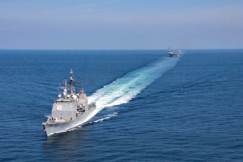 En esta foto proporcionada por el Departamento de Defensa de los Estados Unidos, se observa al crucero de misiles guiados por el USS Philippine Sea (CG 58) que transita por el estrecho de Ormuz.
