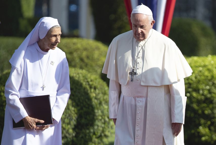 La monja Ana Rosa S&iacute;vori (izq) acompa&ntilde;a al papa Francisco en Bangkok el 21 de noviembre del 2019.